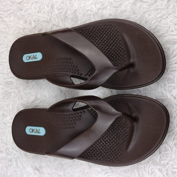 OKA b. Elle Brown PVC Rubber Round Toe Thong Slip On Flat Flop Sandal Shoe - Picture 2 of 13